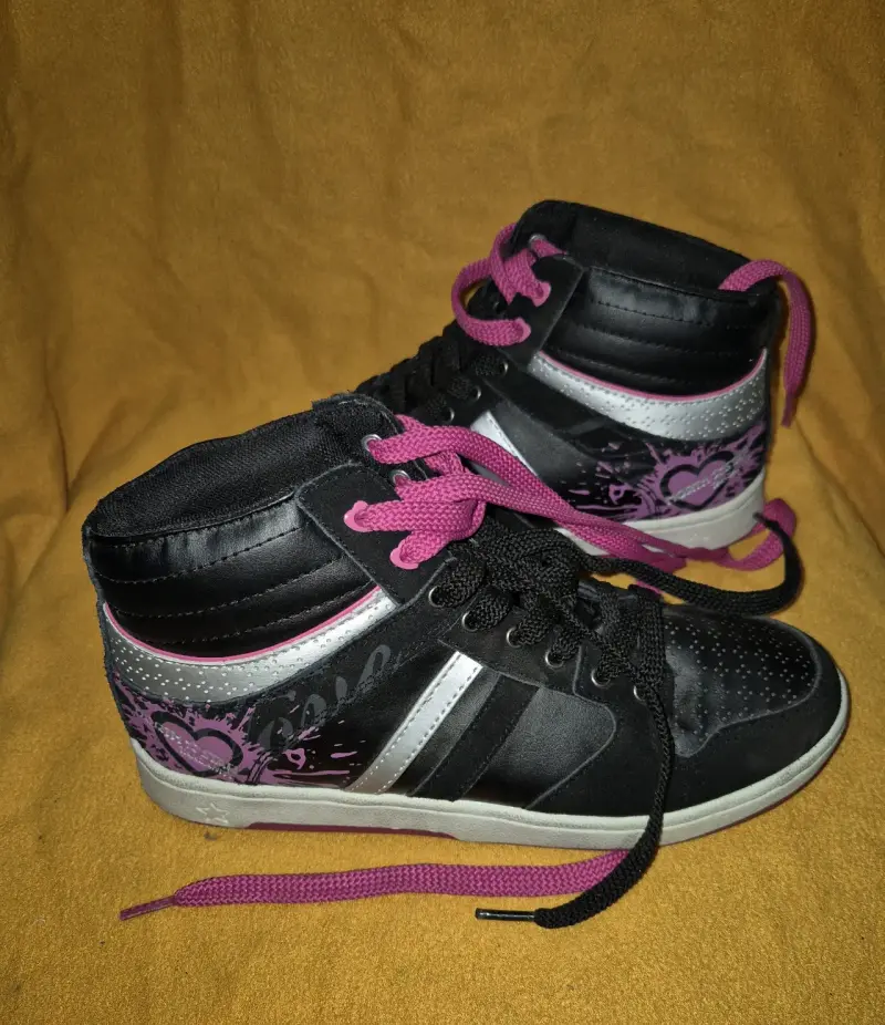 Zapatillas deportivas negras con cordones rosas - 5
