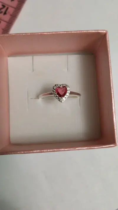 Anillo de plata con corazón rojo - miniatura 1