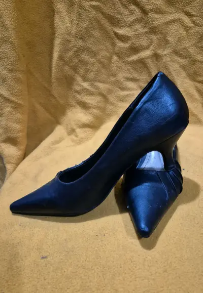 Zapatos de tacón negros elegantes - miniatura 1