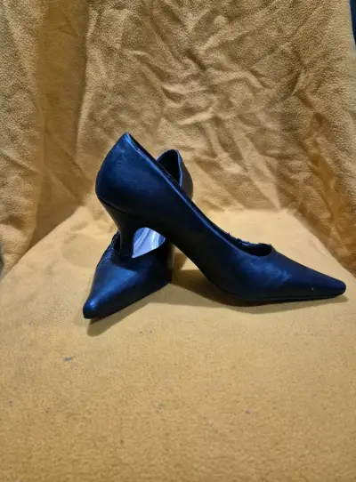 Zapatos de tacón negros elegantes - miniatura 2