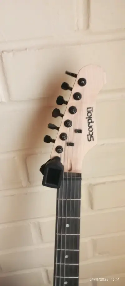 Guitarra eléctrica Scorpion con afinador digital - miniatura 1
