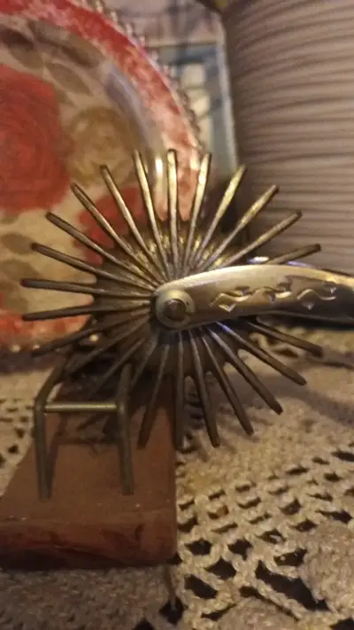 Espuelas de metal con diseño folklorico - miniatura 2