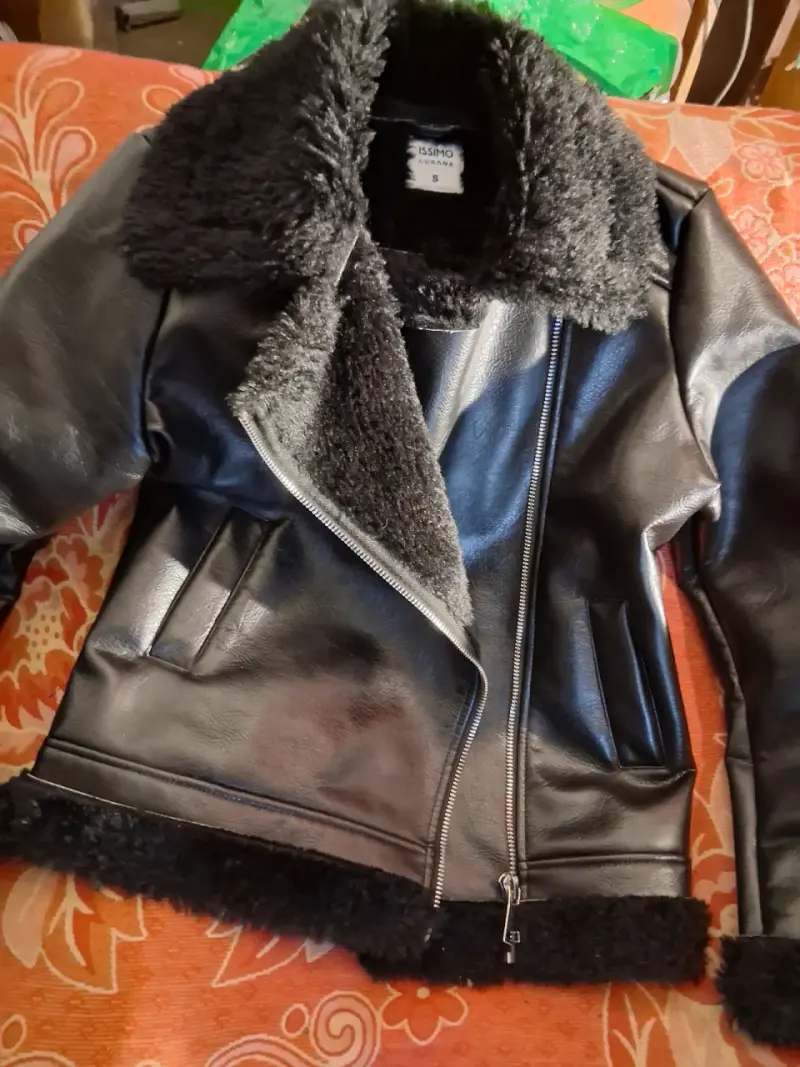 Chaqueta de cuero negro con forro de piel