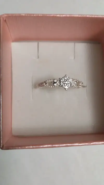 Anillo de plata con diseño de diamantes - miniatura 1