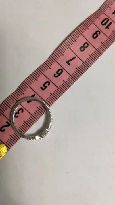 Anillo de plata con diseño de diamantes - miniatura 4