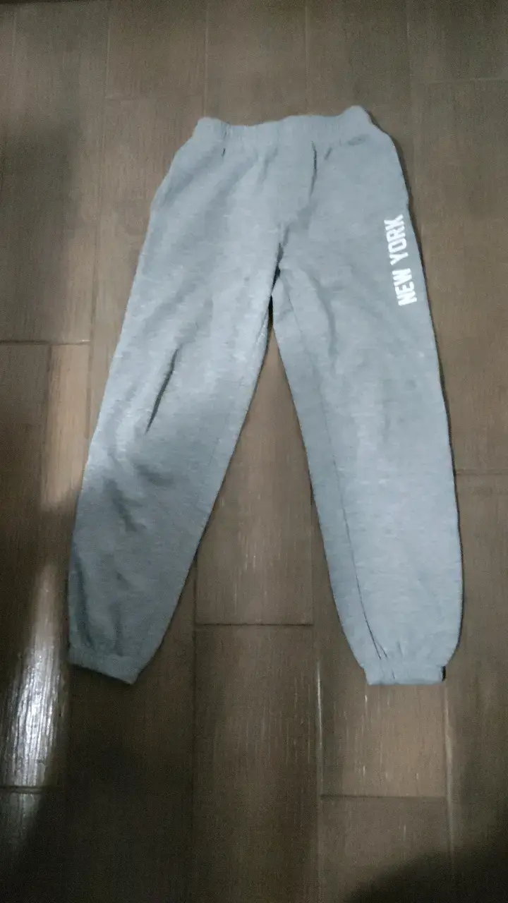 Pantalones deportivos grises con estampado