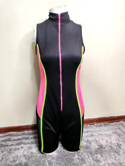 Enterito deportivo negro con detalles neón - miniatura 1