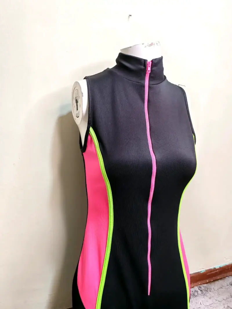 Enterito deportivo negro con detalles neón - 2