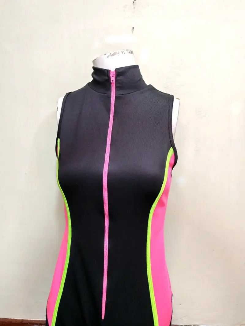 Enterito deportivo negro con detalles neón - 3