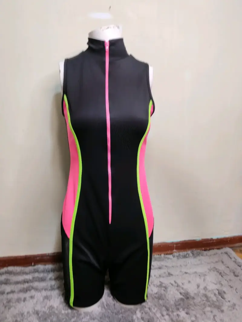 Enterito deportivo negro con detalles neón - 4