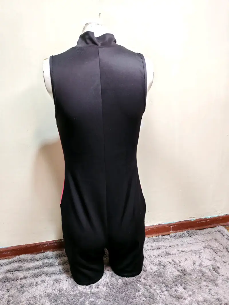 Enterito deportivo negro con detalles neón - 5