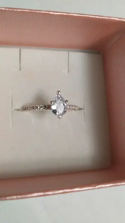Anillo de compromiso con piedra brillante - miniatura 1