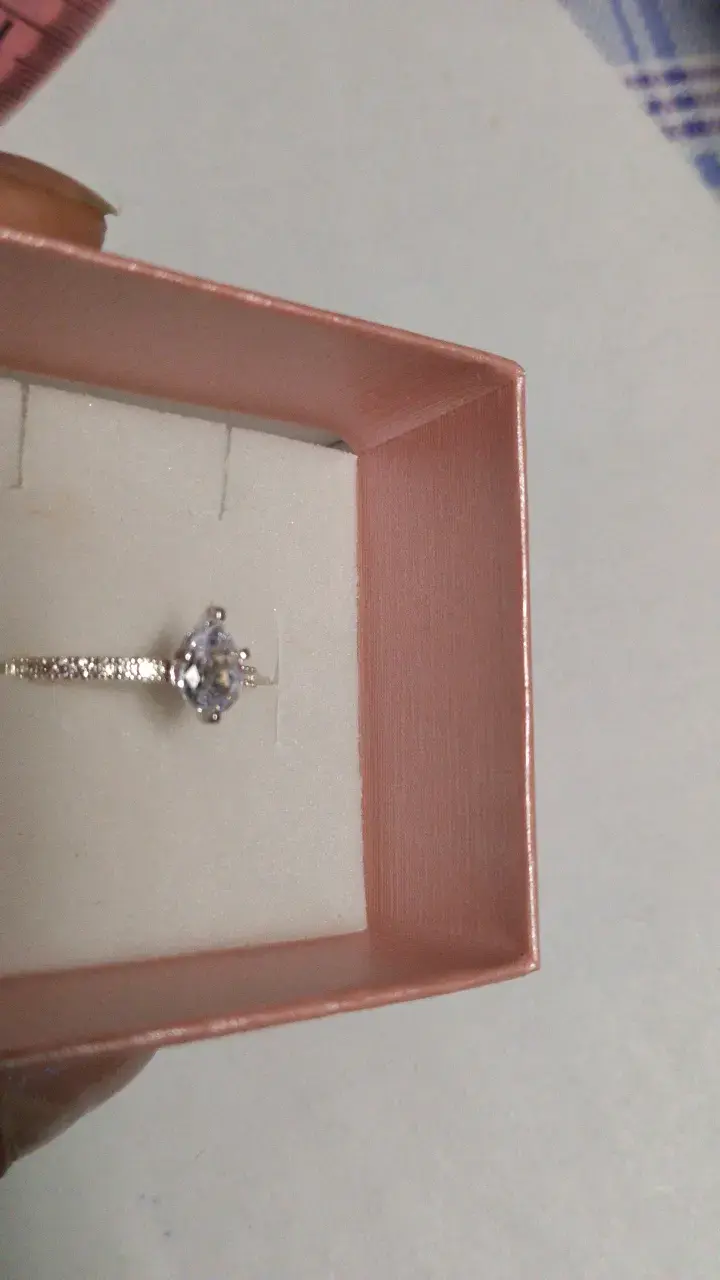 Anillo de compromiso con piedra brillante - 2