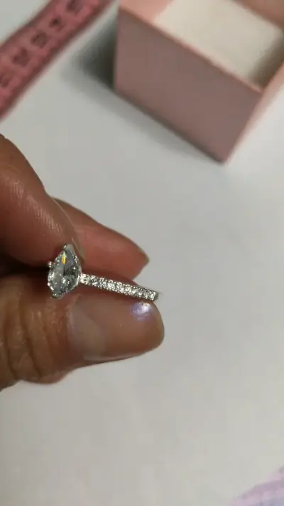 Anillo de compromiso con piedra brillante - miniatura 3
