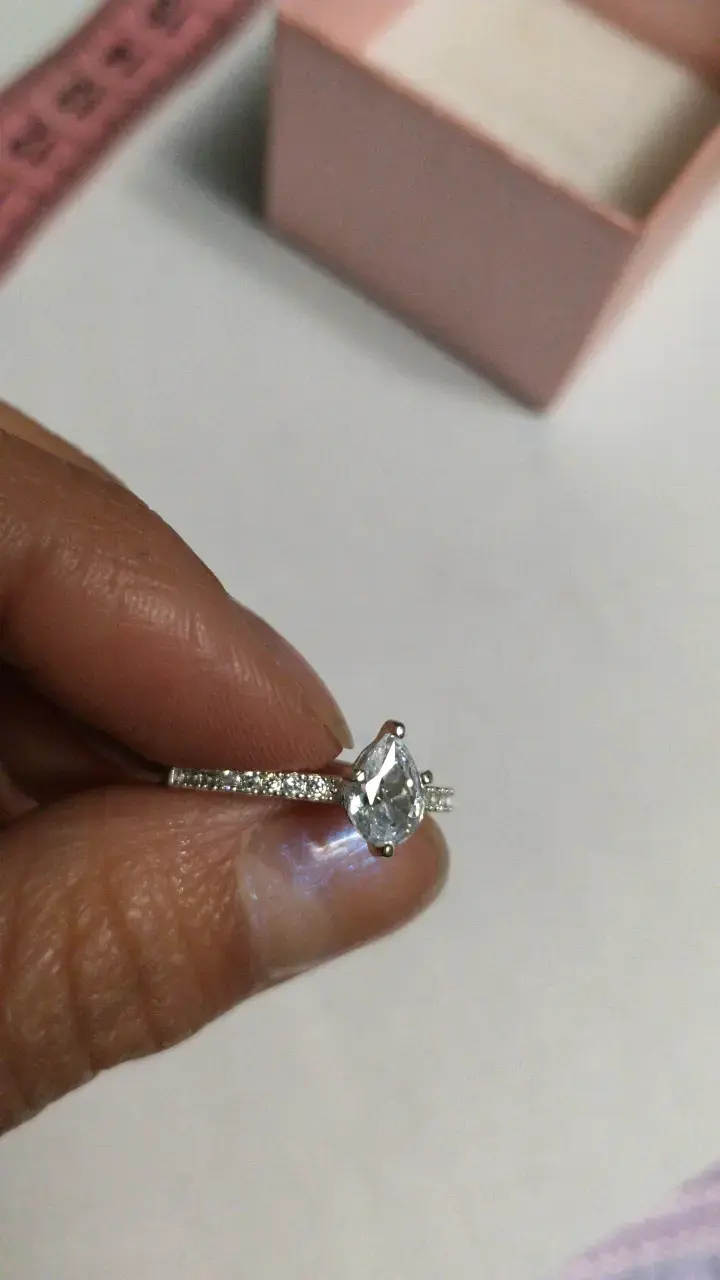 Anillo de compromiso con piedra brillante - 4
