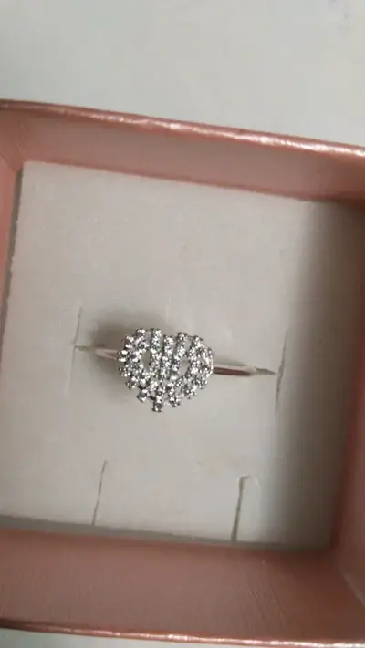 Anillo de plata con corazón de circonitas - miniatura 1