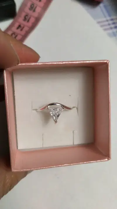 Anillo de plata con zirconia triangular - miniatura 1