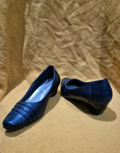 Zapatos de tacón bajo negros elegantes - miniatura 1