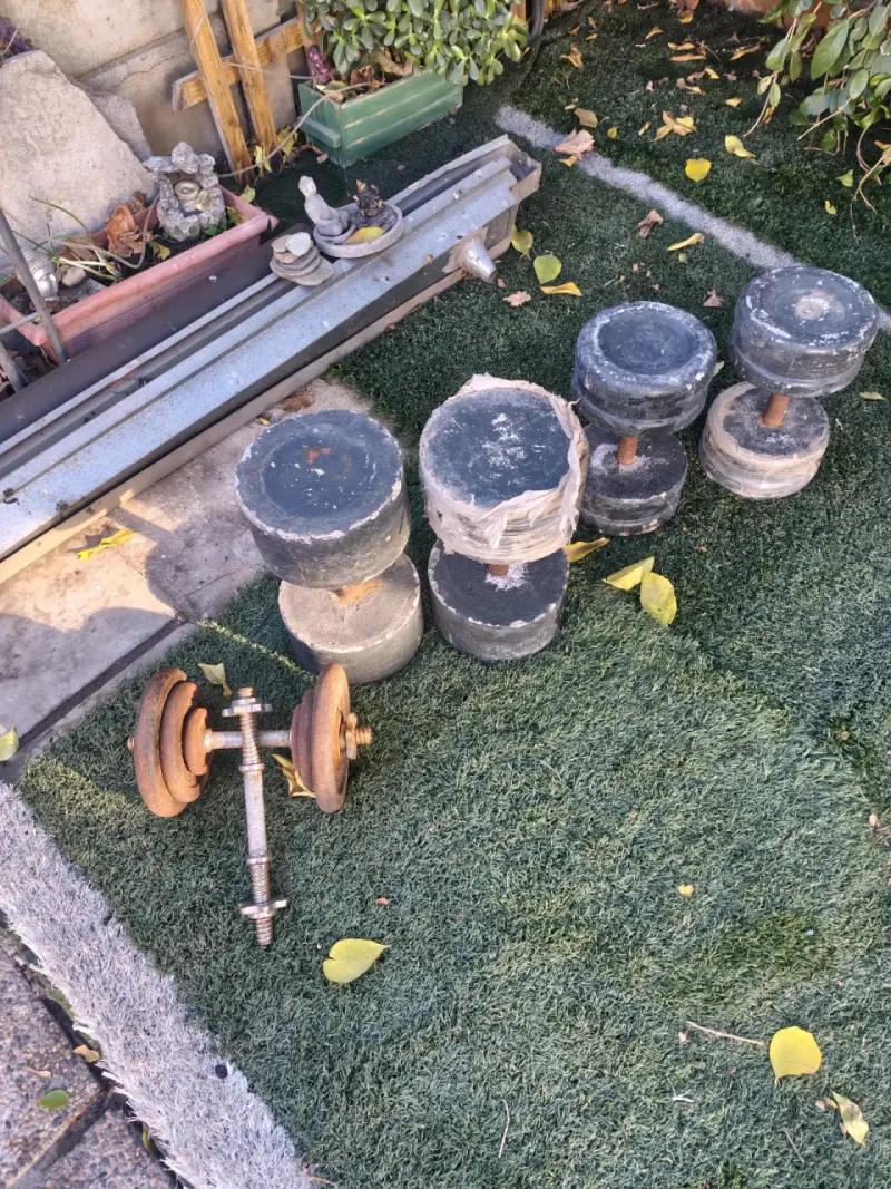 Banco de pesas con barra y discos - 4