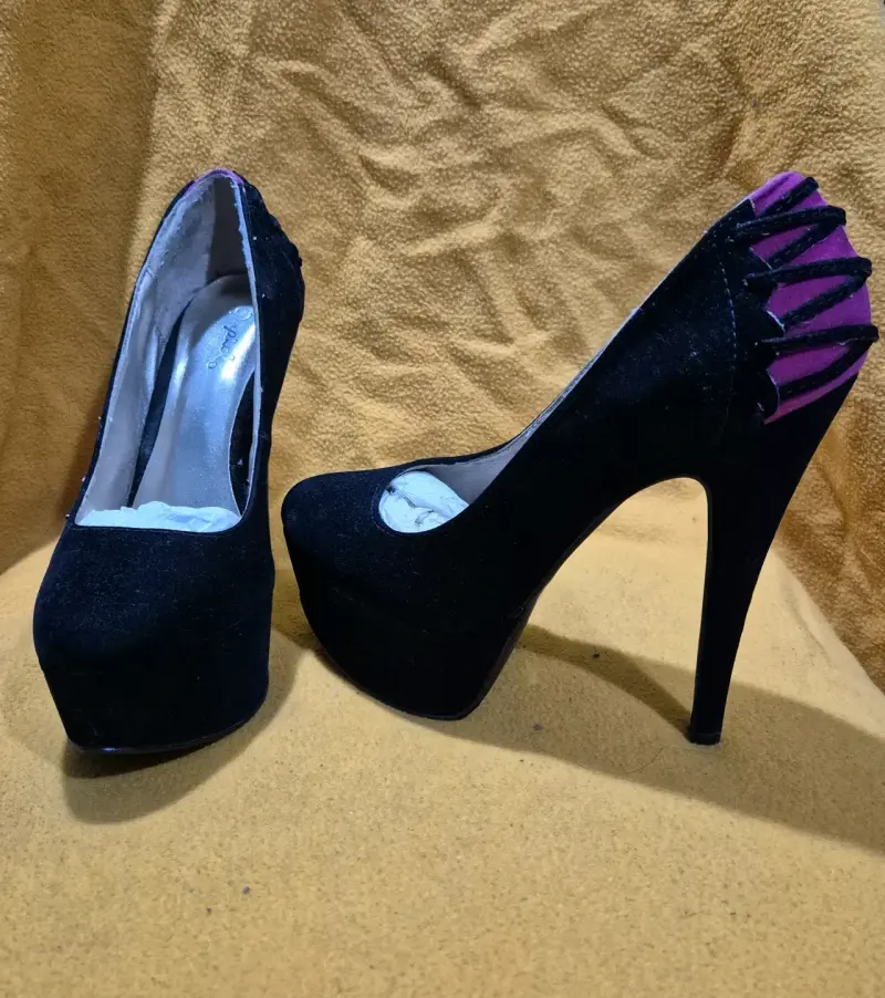 Tacones altos negros con detalle púrpura - 1