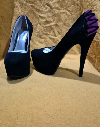 Tacones altos negros con detalle púrpura - miniatura 2