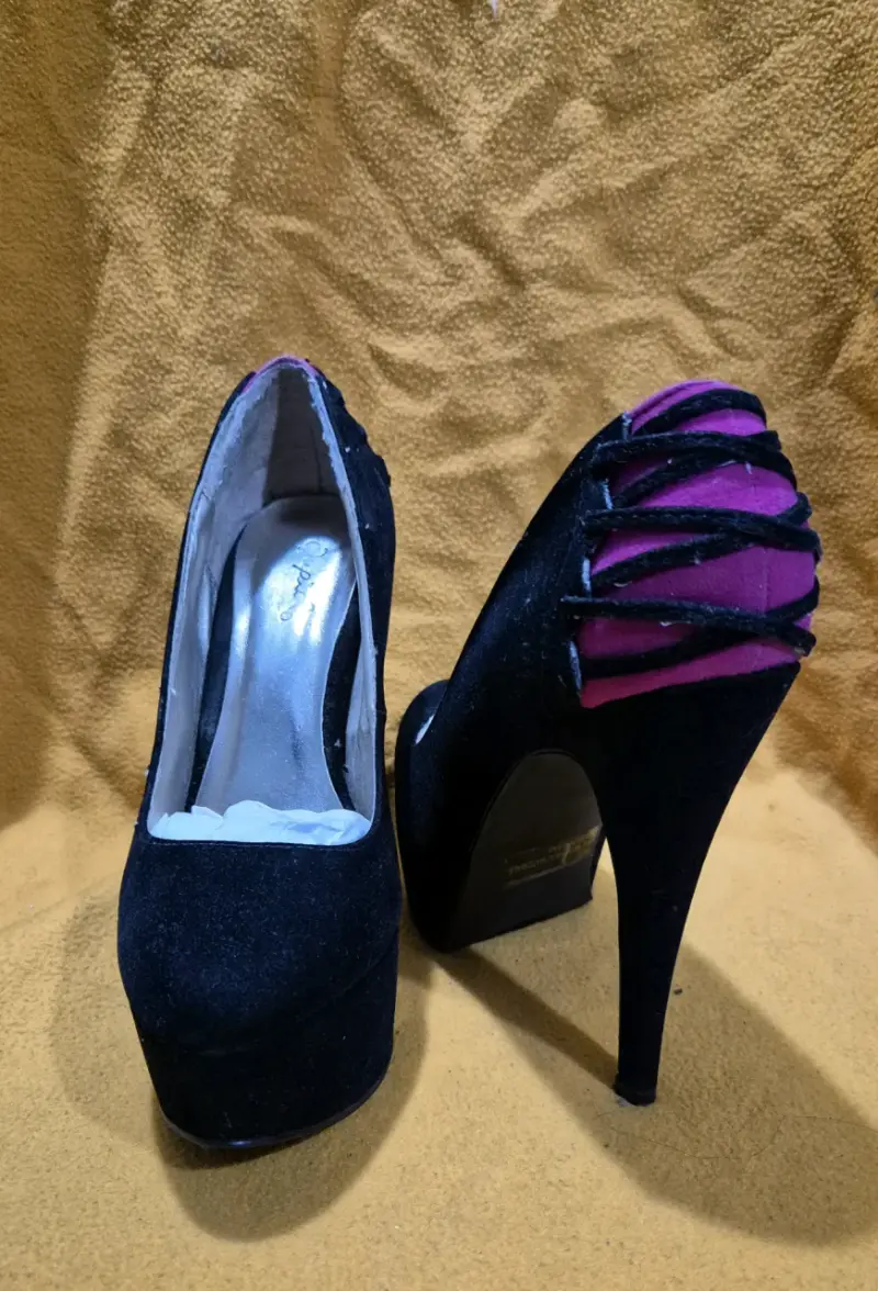 Tacones altos negros con detalle púrpura - 3