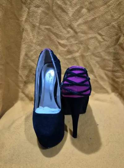 Tacones altos negros con detalle púrpura - miniatura 4