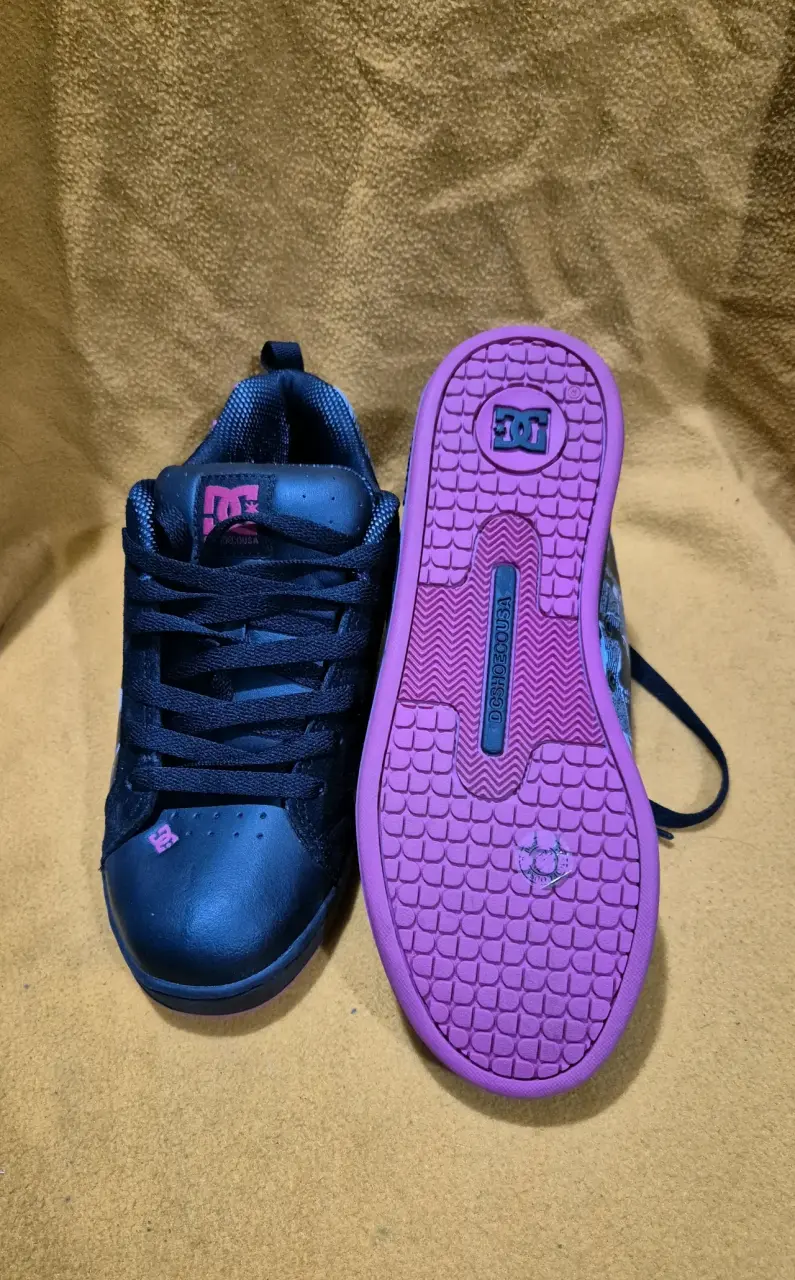Zapatillas DC negras con suela rosada