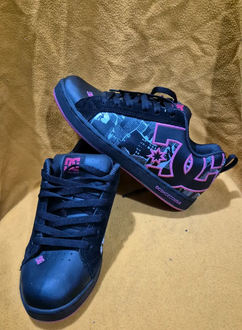 Zapatillas DC negras con suela rosada - 2