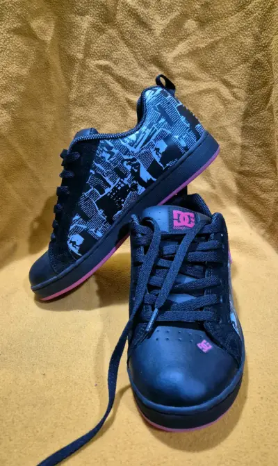 Zapatillas DC negras con suela rosada - miniatura 3