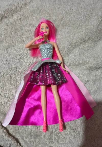 Barbie Courtney "Rock 'N Royals" (Original Mattel - miniatura 4
