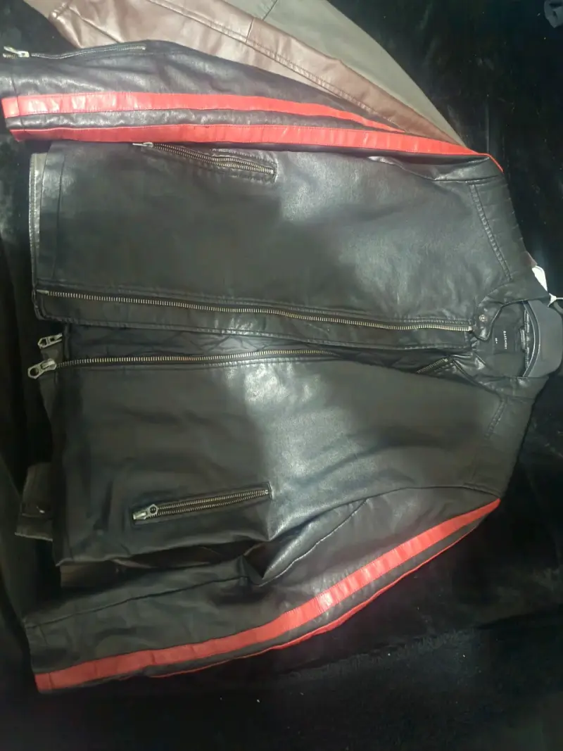 Chaqueta de cuero negra con franjas rojas - 1
