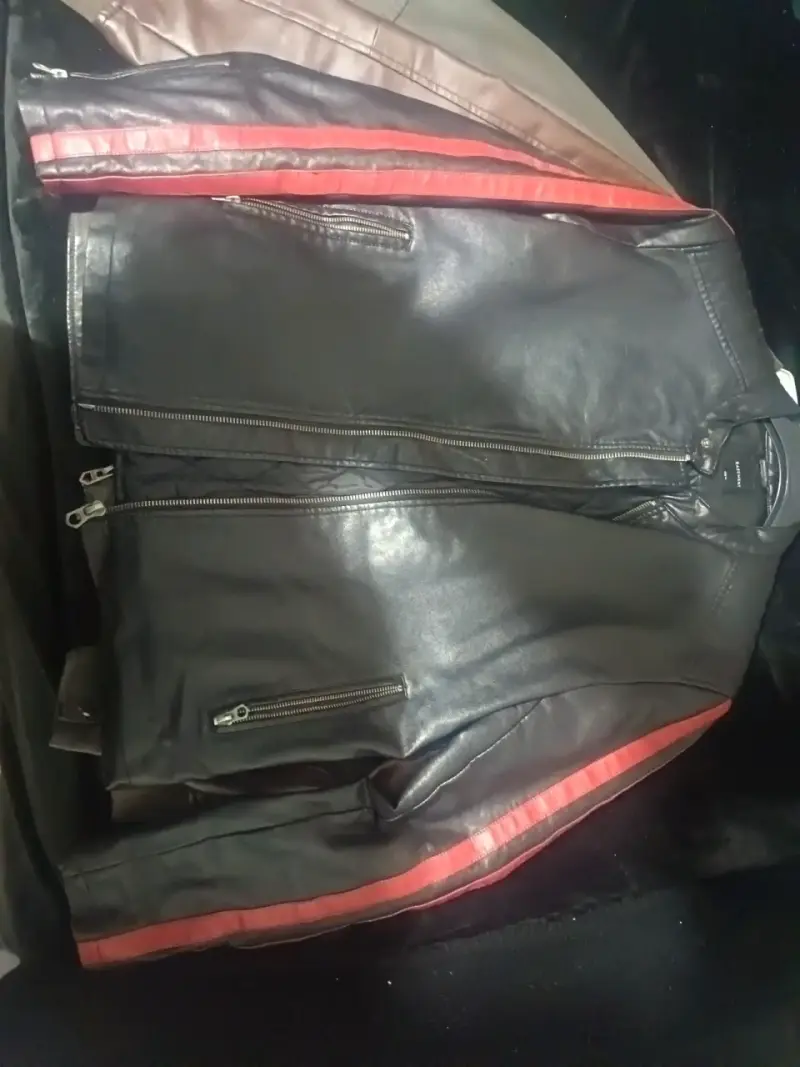 Chaqueta de cuero negra con franjas rojas - 2