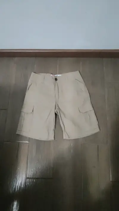 Shorts cargo beige para hombre - miniatura 1