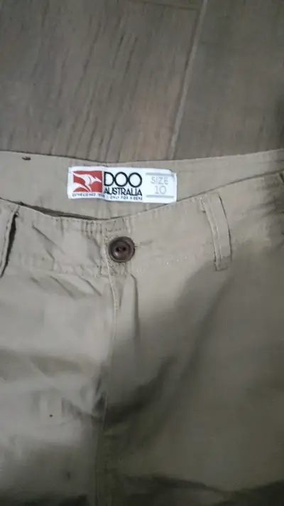 Shorts cargo beige para hombre - miniatura 2