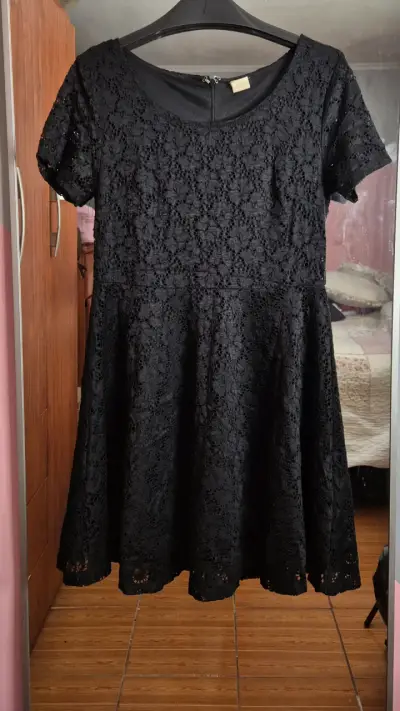 Vestido de encaje negro elegante - miniatura 2