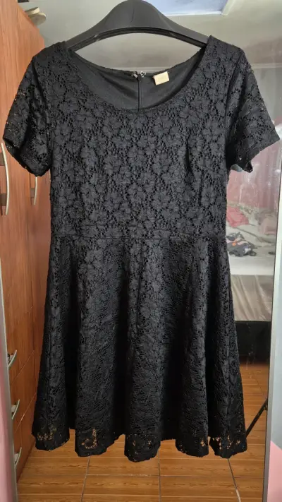 Vestido de encaje negro elegante - miniatura 4