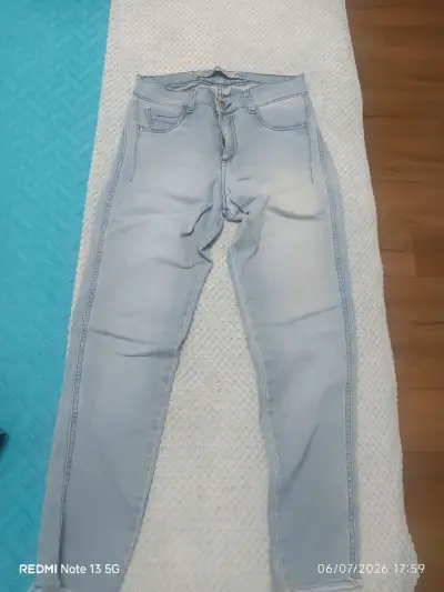 Jeans celestes de mezclilla para mujer - miniatura 1