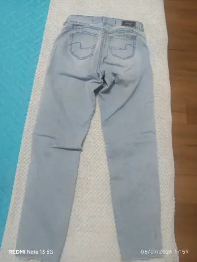 Jeans celestes de mezclilla para mujer - miniatura 2