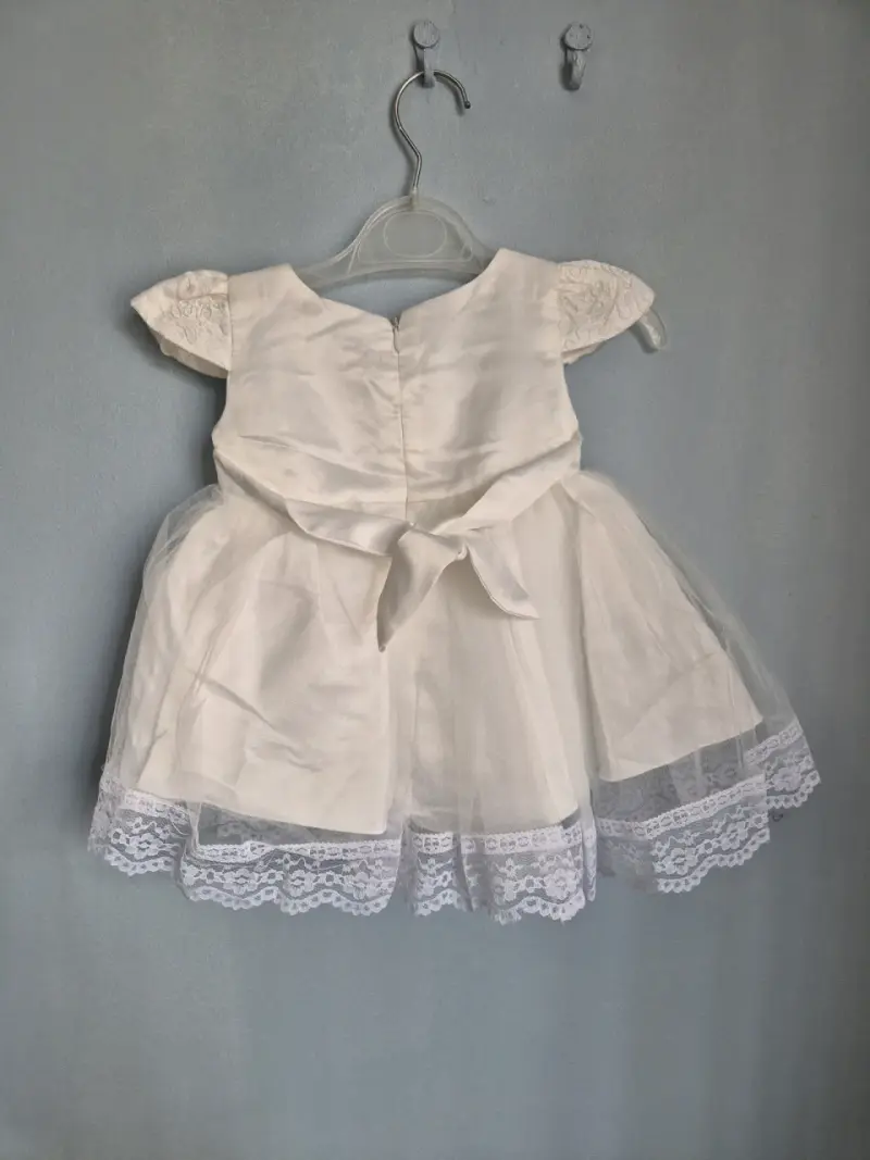 Vestido blanco de niña con encaje