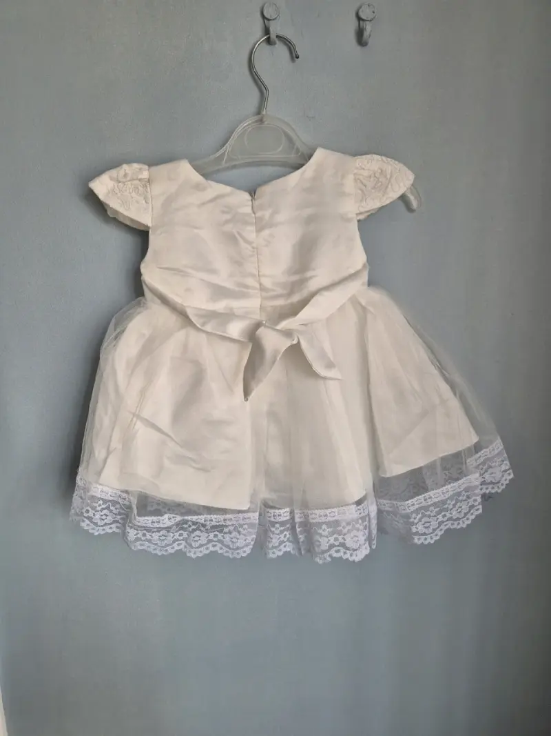 Vestido blanco de niña con encaje - 2