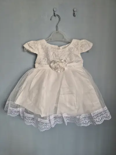 Vestido blanco de niña con encaje - miniatura 3