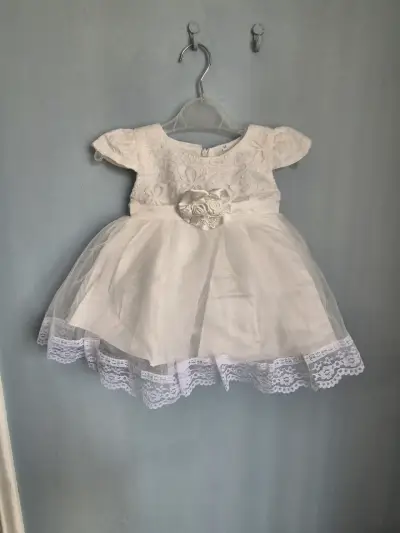 Vestido blanco de niña con encaje - miniatura 4