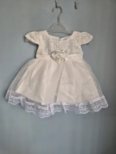 Vestido blanco de niña con encaje - miniatura 5