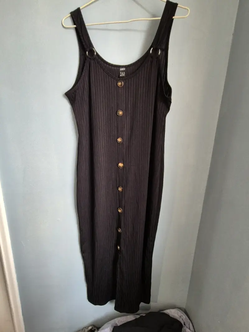 Vestido negro con botones
