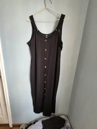 Vestido negro con botones - miniatura 2