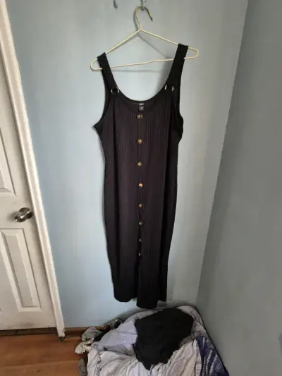 Vestido negro con botones - miniatura 3
