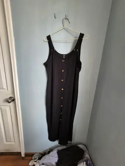 Vestido negro con botones - miniatura 4