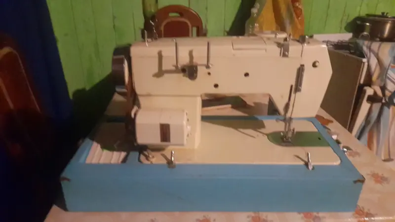 Máquina de coser industrial blanca - 1