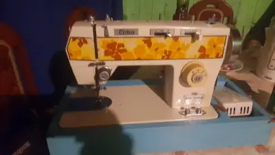 Máquina de coser industrial blanca - miniatura 2